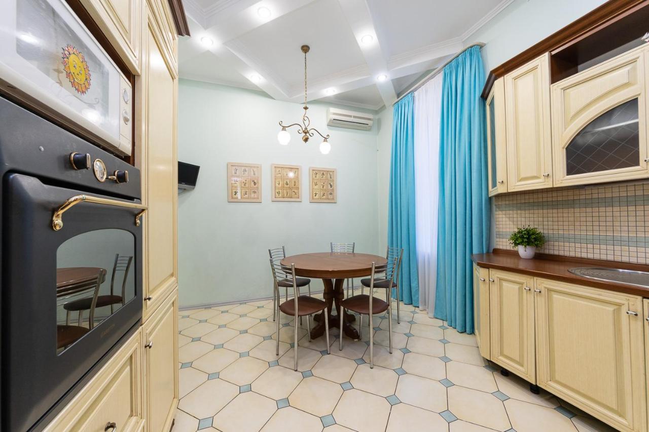 Apartament On Independence Square Kiev Esterno foto