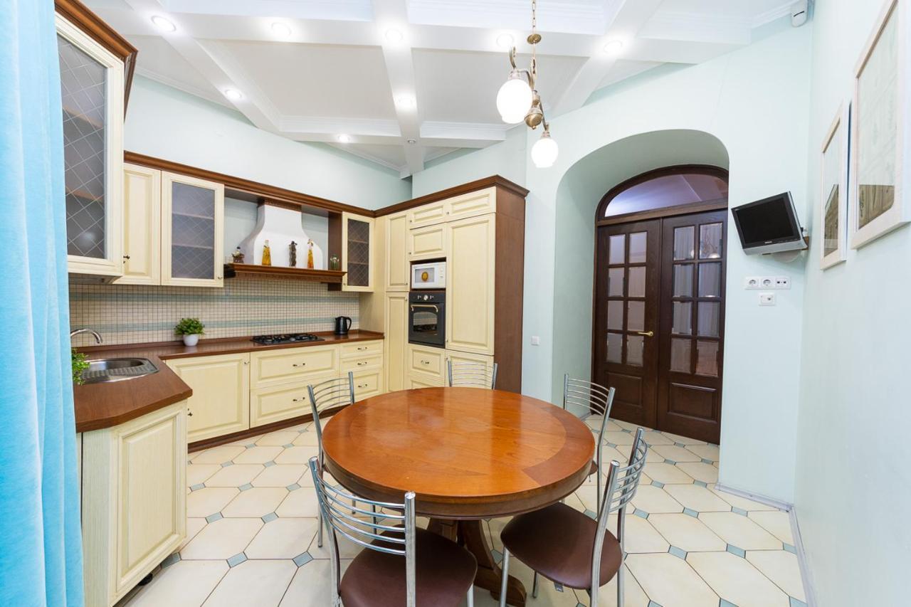 Apartament On Independence Square Kiev Esterno foto